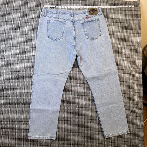 Wrangler Men's Jeans Light Wash Denim Classic Fit Size 40x30 - Picture 1 of 7